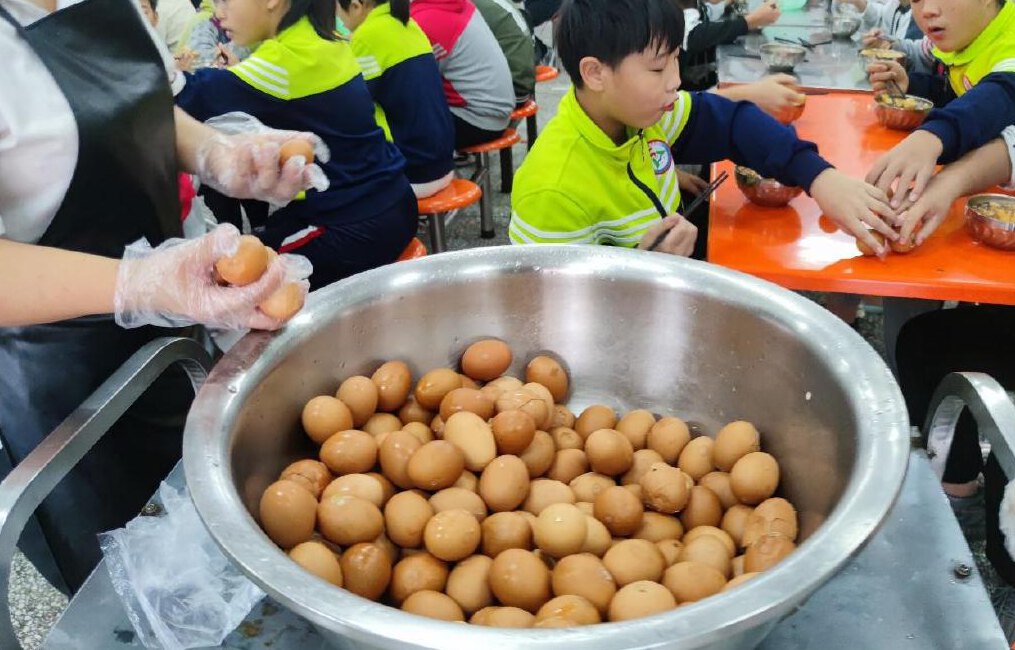 学生在餐厅就餐